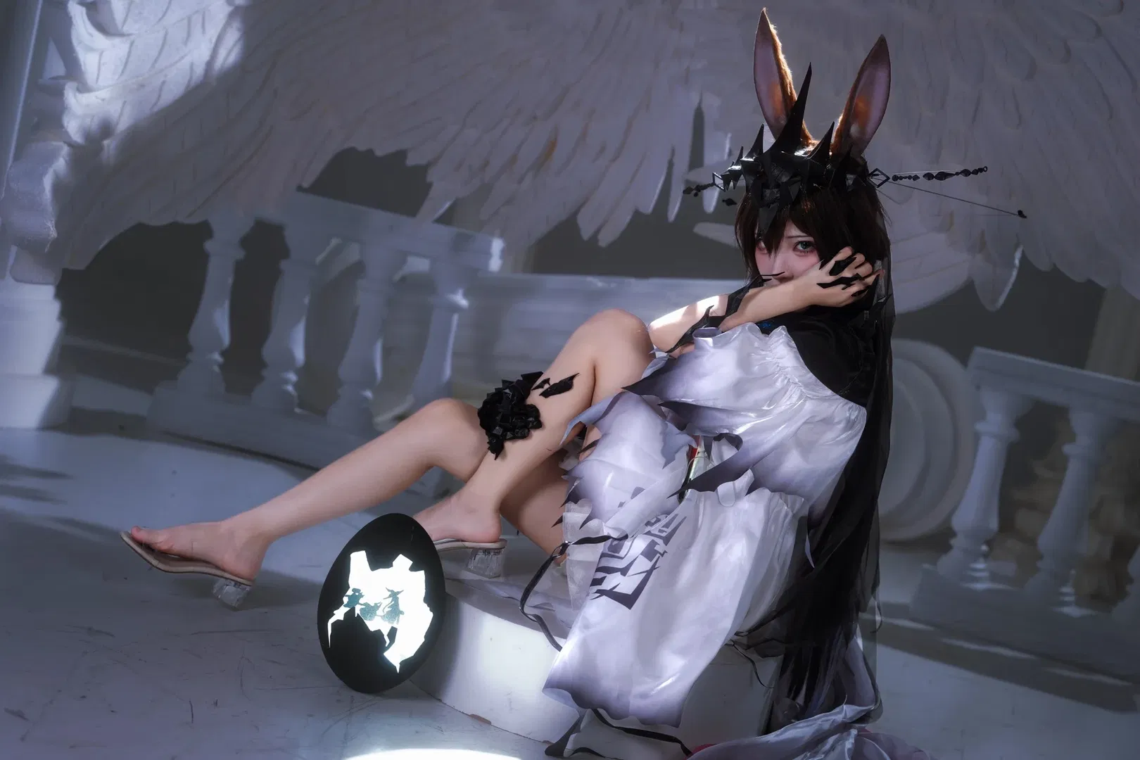 【魔王·阿米娅cos】黑冠之下的纯白与碎裂 - 第 6 张