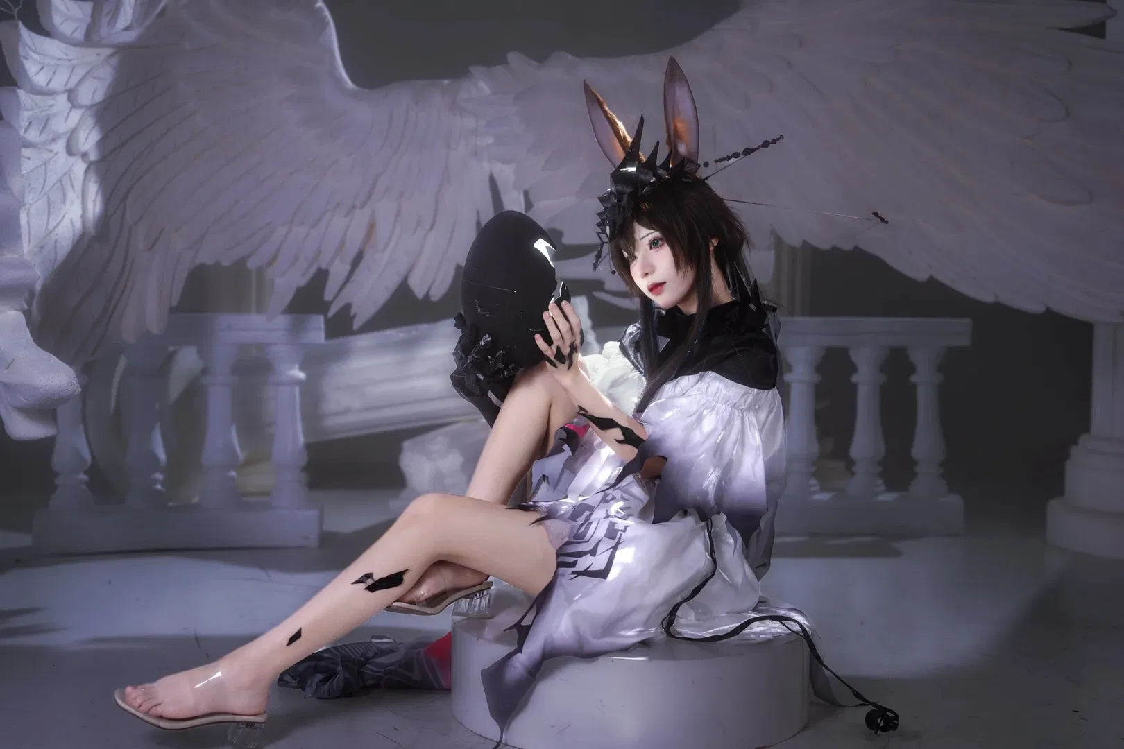 【魔王·阿米娅cos】黑冠之下的纯白与碎裂 - 第 7 张