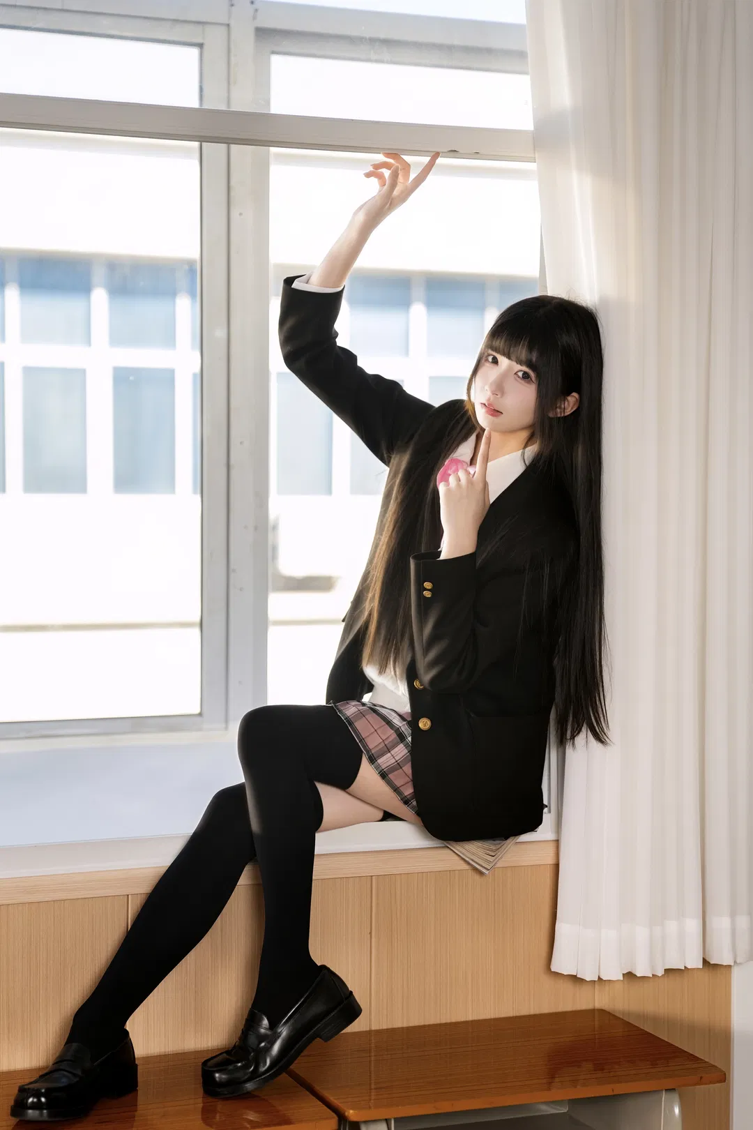 教室窗台上的JK制服少女，黑丝长腿氛围感拿捏了 - 第 10 张