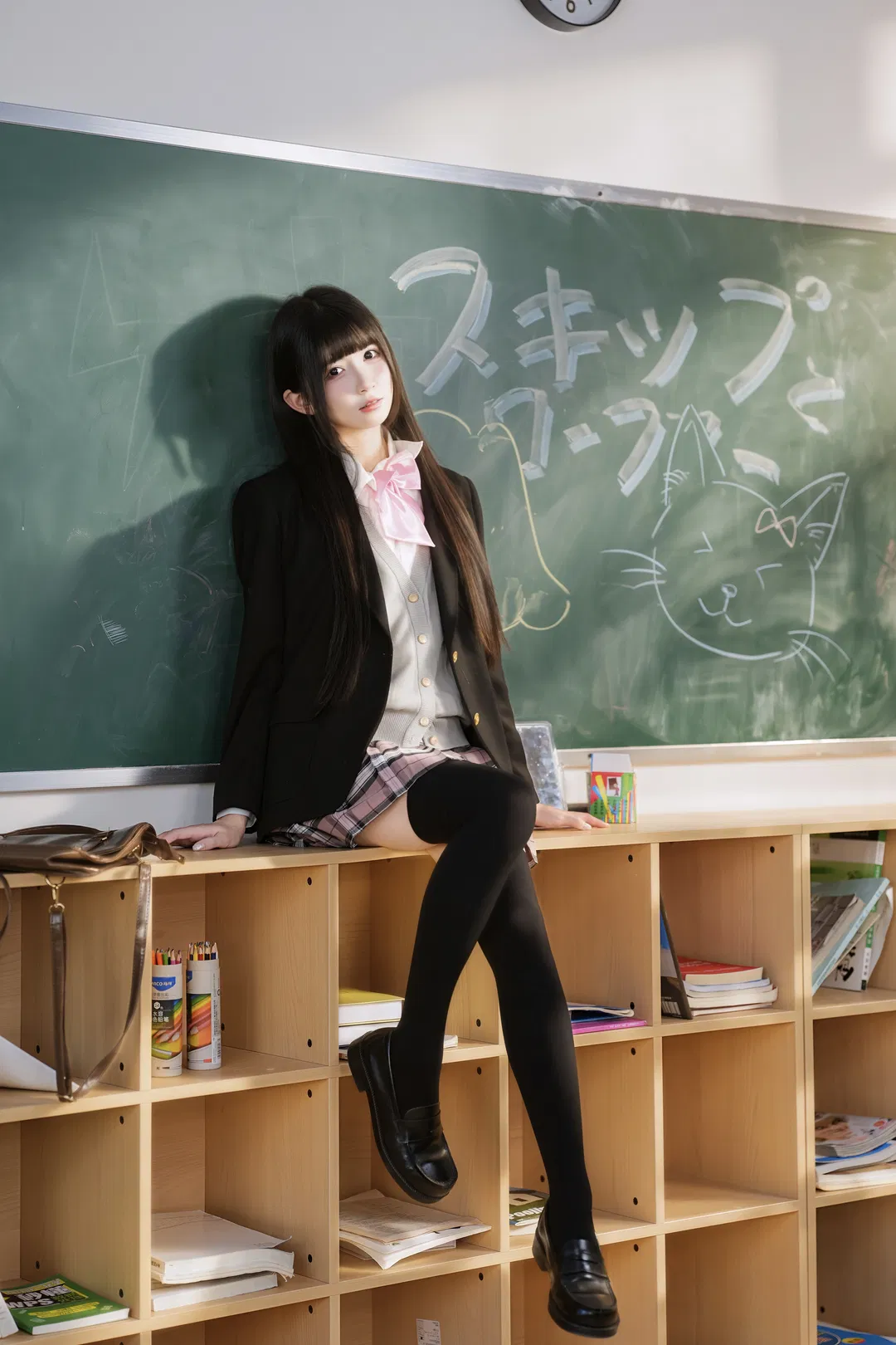 教室窗台上的JK制服少女，黑丝长腿氛围感拿捏了 - 第 12 张