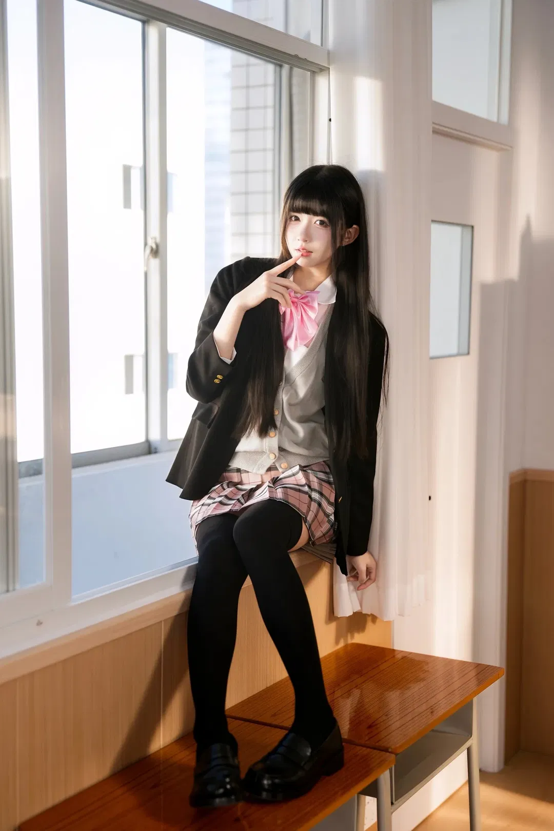 教室窗台上的JK制服少女，黑丝长腿氛围感拿捏了 - 第 9 张