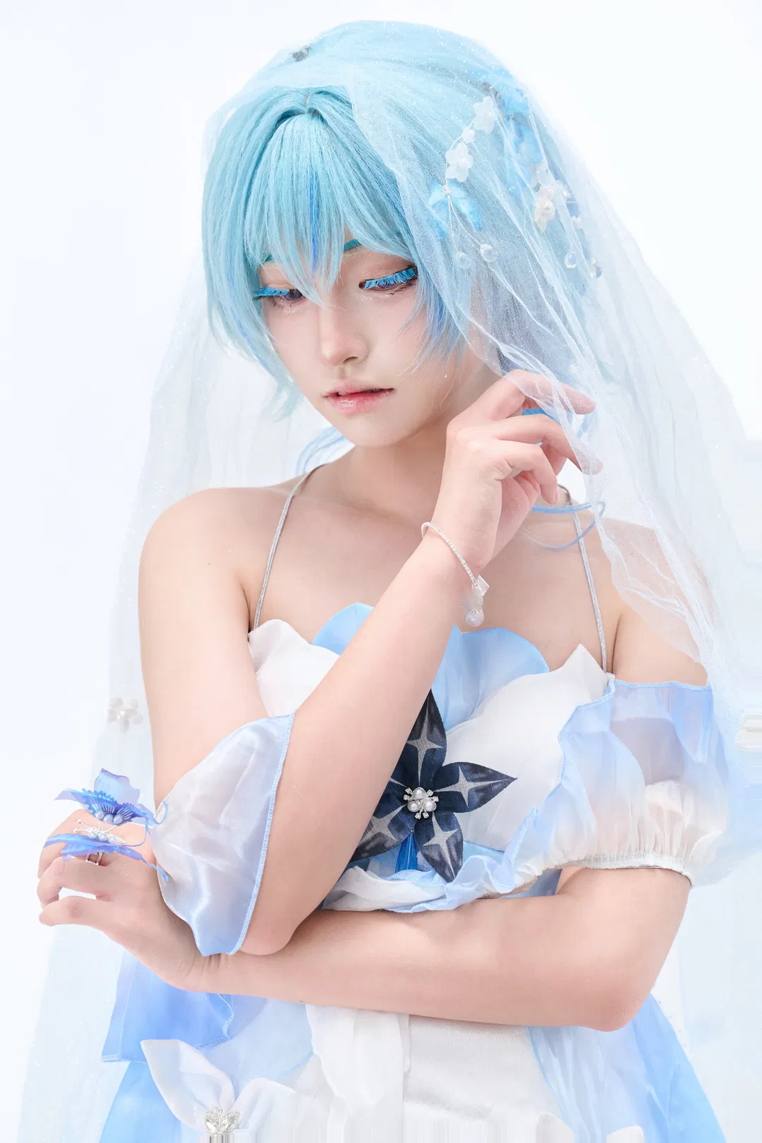 【守岸人cos】鸣潮里的蓝白配色，轻盈纱裙细节展示 - 第 3 张