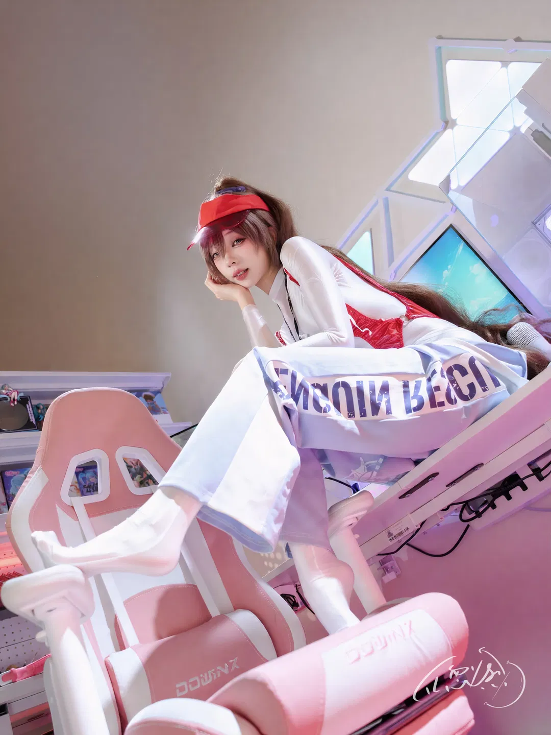【玛律恰那cos】第一次挑战NIKKE的姐姐，电竞房里的反差感 - 第 1 张