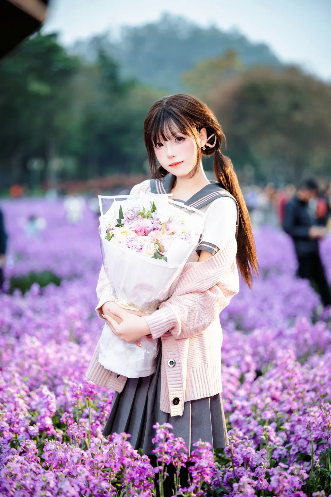 春風一吹想起誰 花海里的JK水手服寫真 - 第 1 張