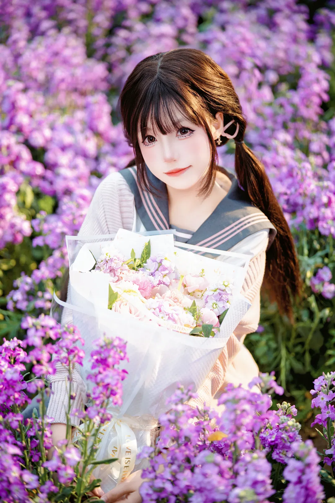 春風一吹想起誰 花海里的JK水手服寫真 - 第 2 張