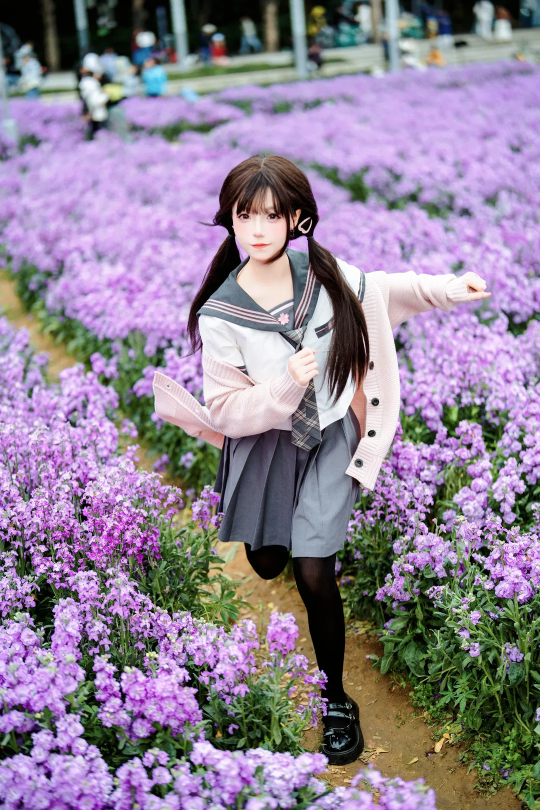 春風一吹想起誰 花海里的JK水手服寫真 - 第 3 張