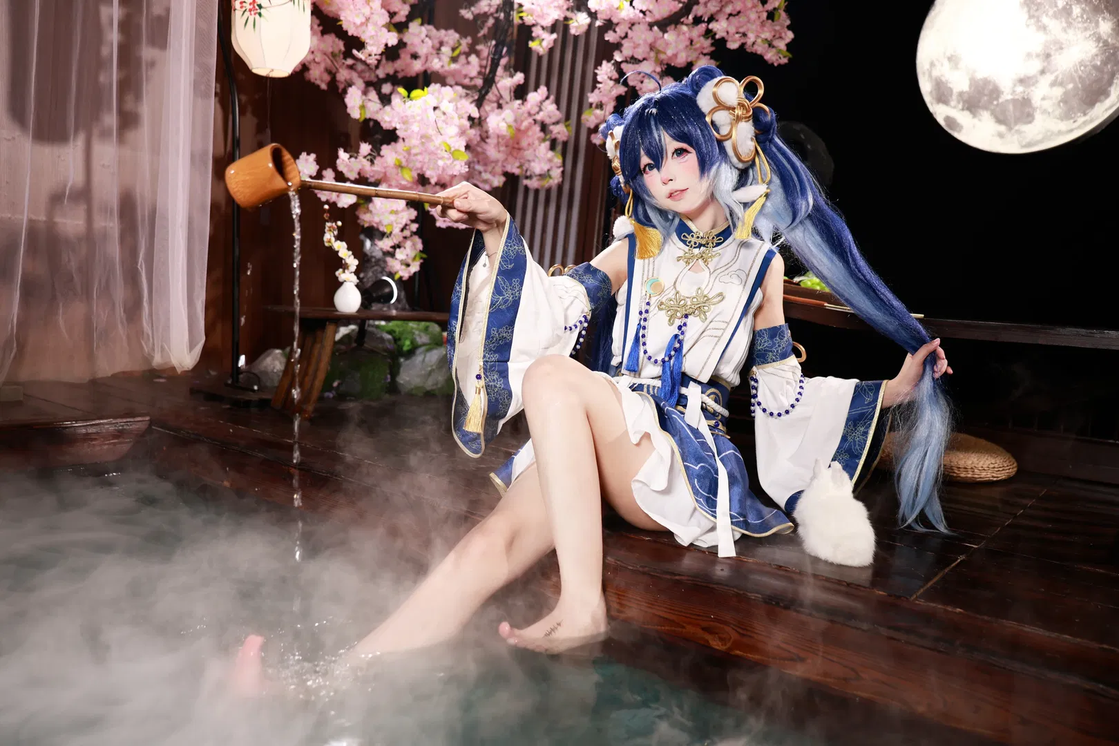 【尤诺cos】鸣潮满月之夜，樱花水畔的静谧时刻 - 第 1 张