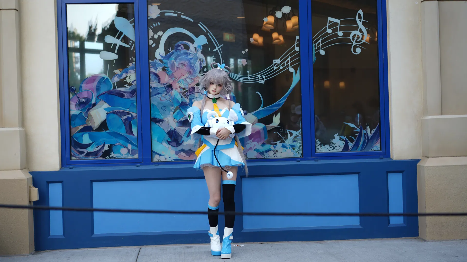 【洛天依cos】打卡聯動餐廳的藍白打歌服 - 第 5 張