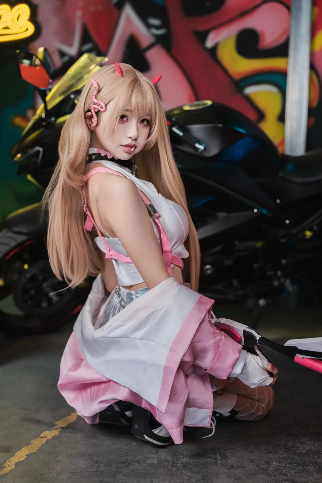 【毒蛇cos】NIKKE胜利女神涂鸦车库里的甜辣小恶魔 - 第 4 张