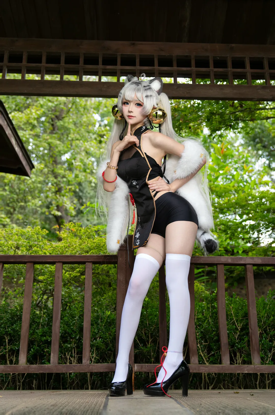 【白虎娘cos】园林外拍，小老虎的俏皮与轻熟