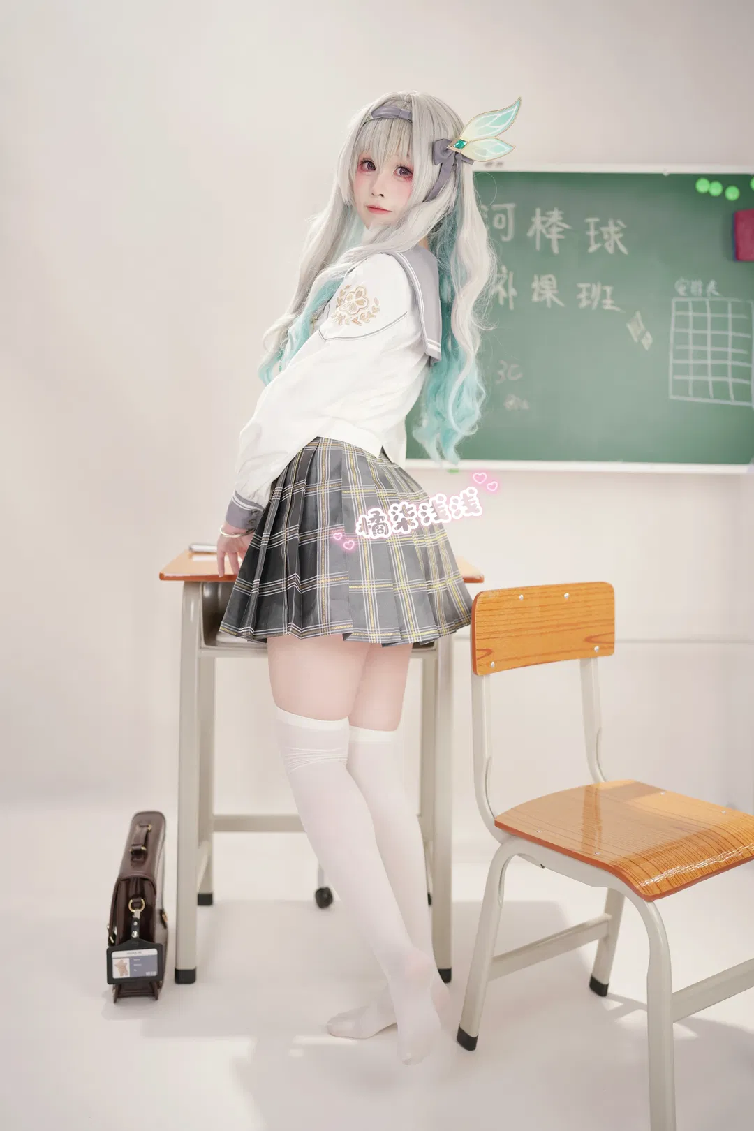 流萤cos 崩坏星穹铁道教室JK制服日常 - 第 3 张