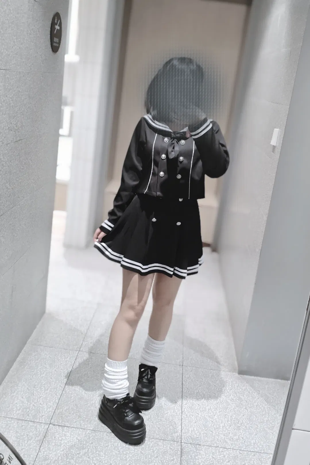 黑白水手服制服写真，厚底鞋与堆堆袜的显高搭配分享 - 第 1 张