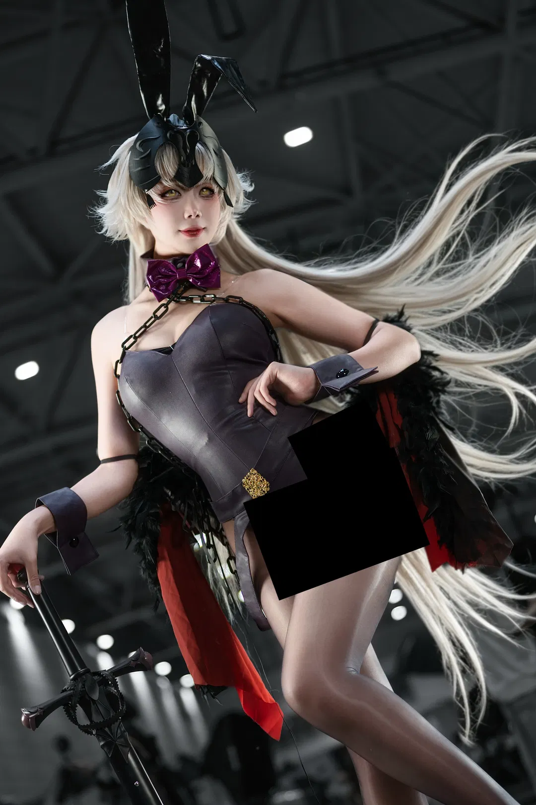 【黑贞德cos】兔女郎造型漫展返图，黑丝与重剑的视觉反差 - 第 1 张