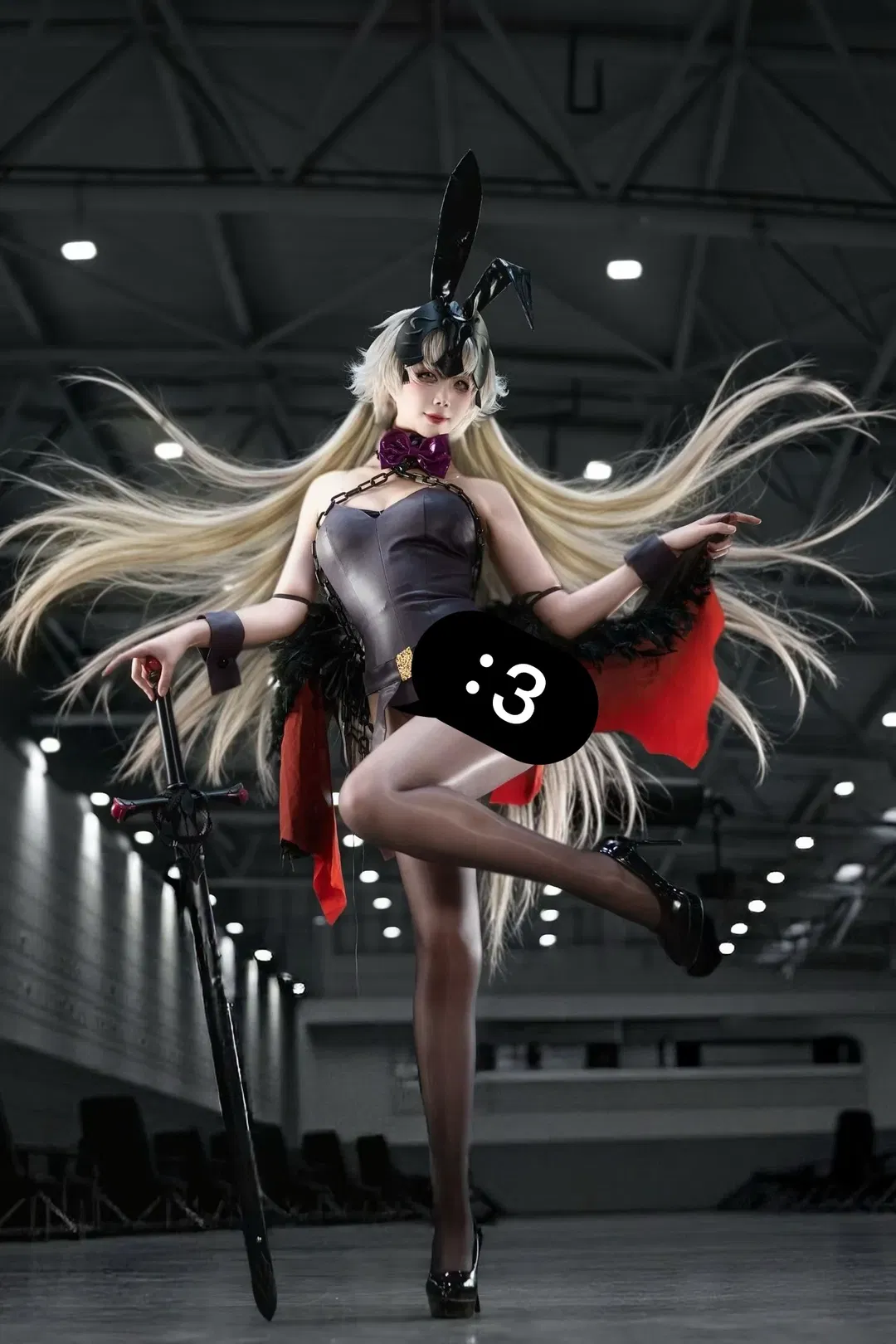 【黑贞德cos】兔女郎造型漫展返图，皮质束腰与大剑的碰撞 - 第 1 张