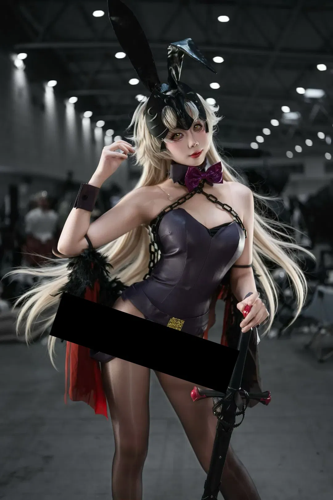 【黑贞德cos】兔女郎造型漫展返图，皮质束腰与大剑的碰撞 - 第 2 张