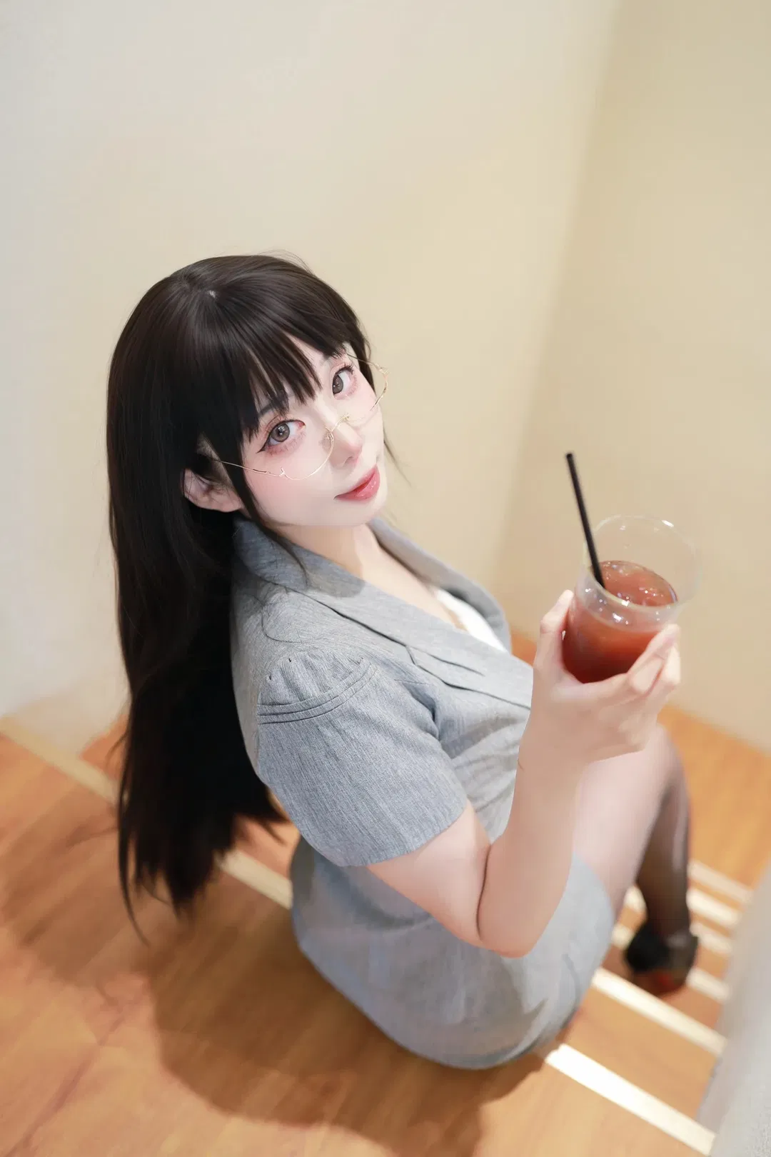 樓梯間裡的OL制服控，灰西裝黑絲的氛圍感擺拍 - 第 3 張