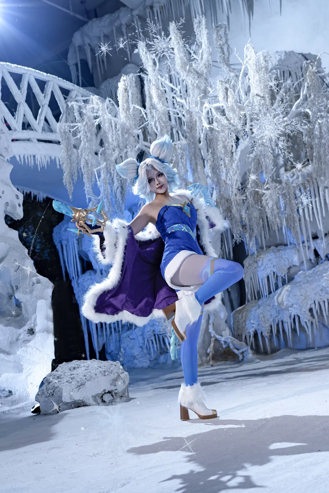 【泽丽cos】英雄联盟冰雪节皮肤，毛绒外套和镭射材质绝配 - 第 3 张