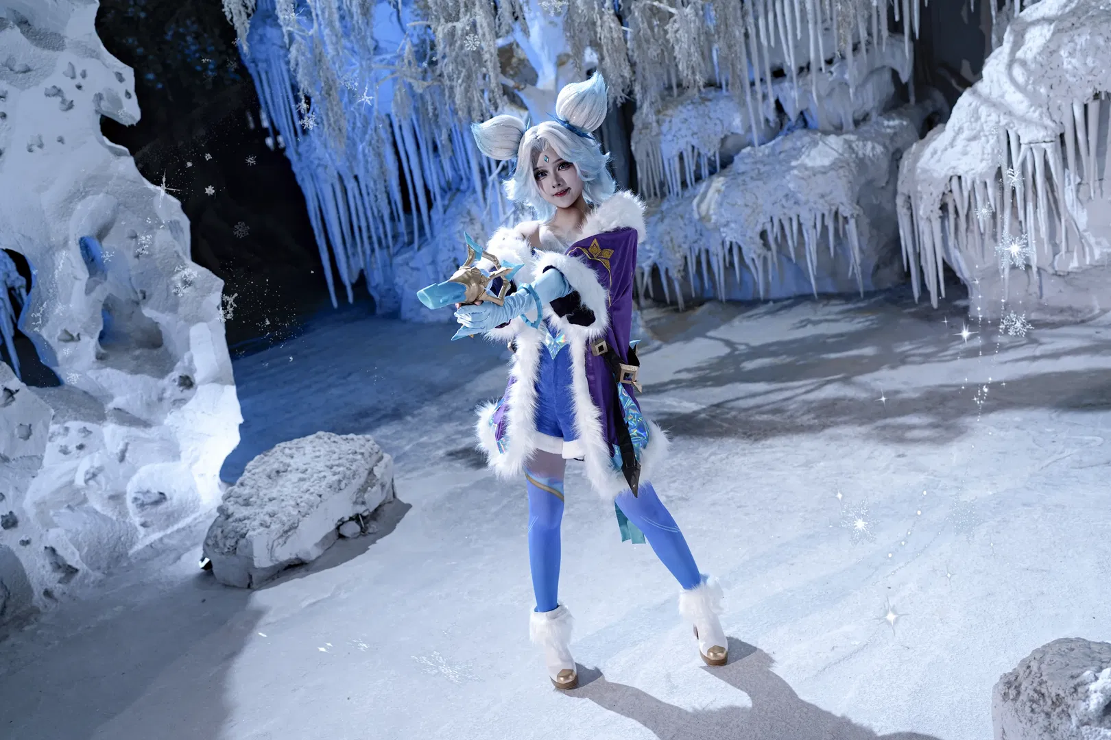 【泽丽cos】英雄联盟冰雪节皮肤，毛绒外套和镭射材质绝配 - 第 6 张