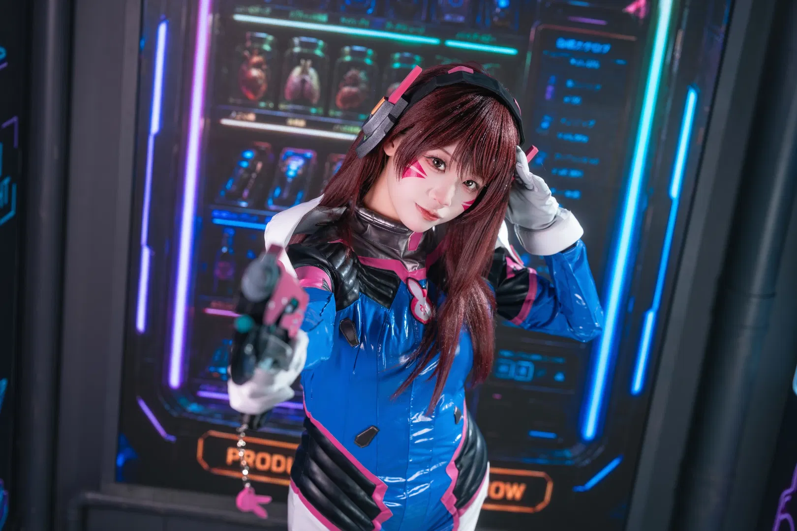 【D.Va cos】守望先锋霓虹赛博朋克，紧身战衣再现战场精灵 - 第 2 张