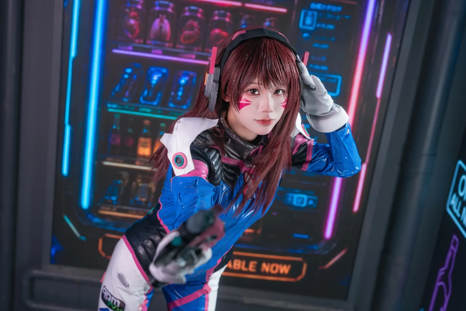 【D.Va cos】守望先锋霓虹赛博朋克，紧身战衣再现战场精灵 - 第 3 张