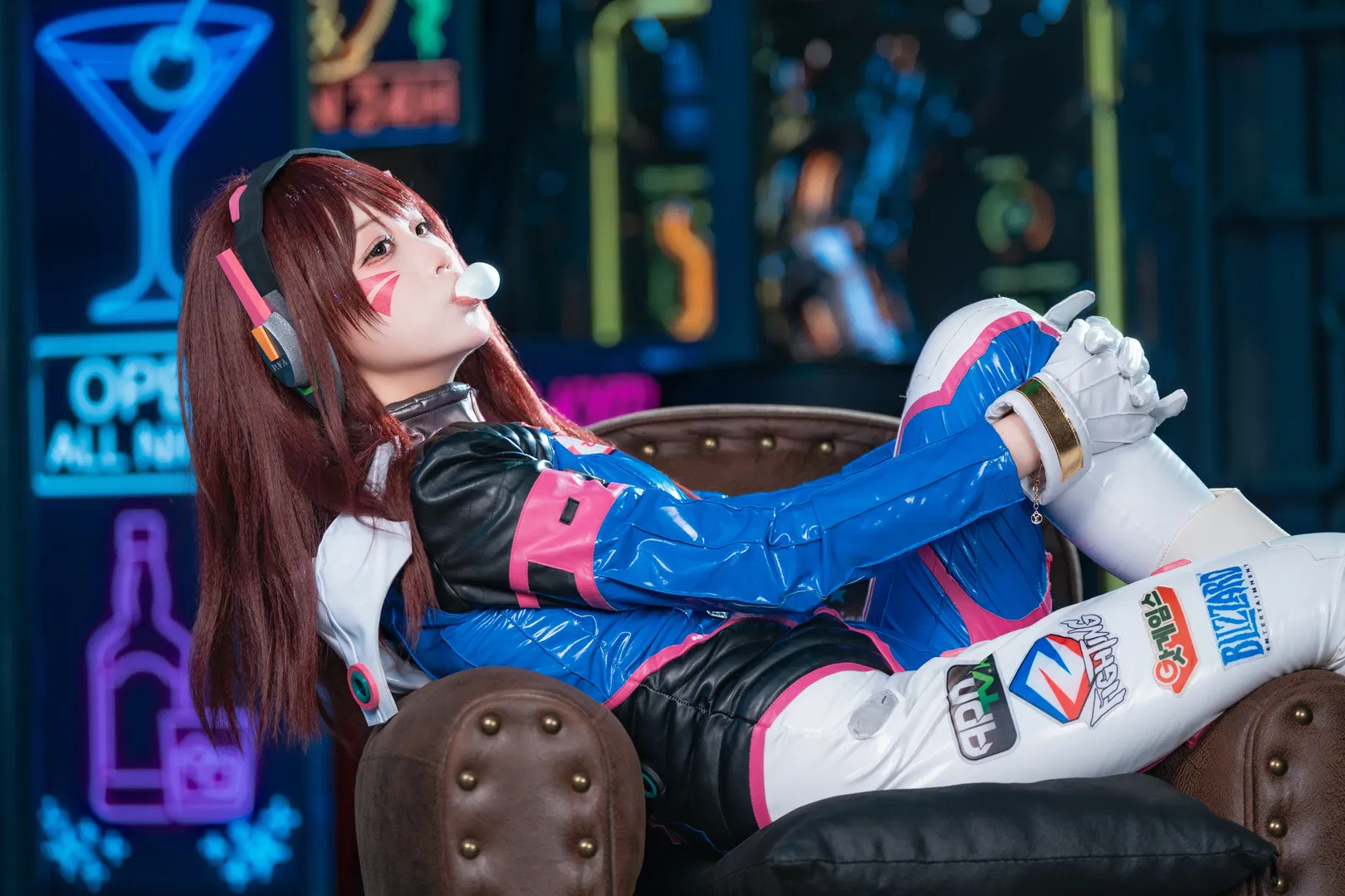 【D.Va cos】守望先锋霓虹赛博朋克，紧身战衣再现战场精灵 - 第 4 张