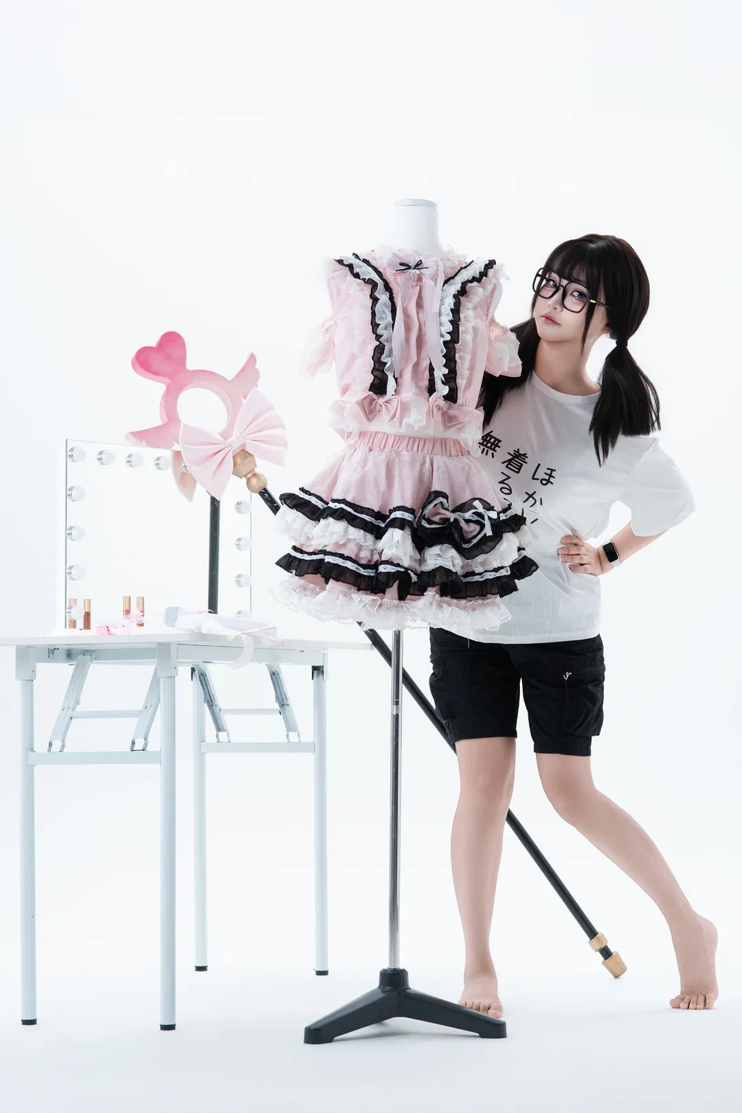 魔法少女偶像风白棚棚拍，粉色洛丽塔搭配白丝过膝袜 - 第 3 张