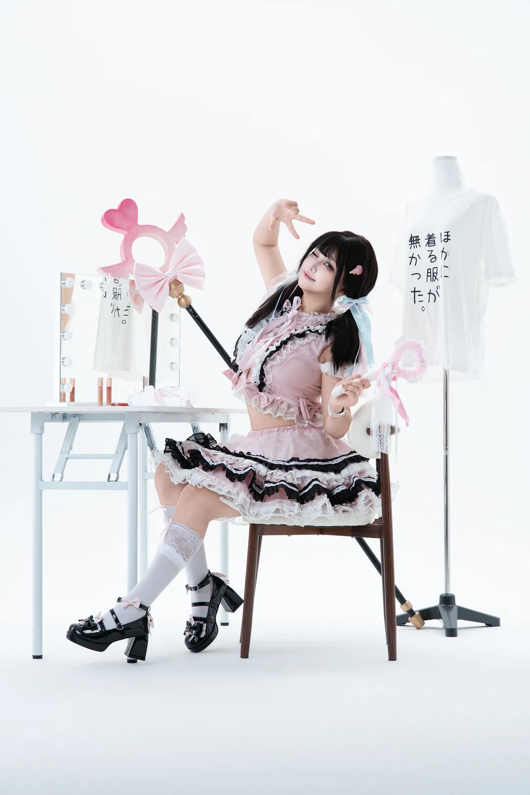 魔法少女偶像风白棚棚拍，粉色洛丽塔搭配白丝过膝袜 - 第 4 张