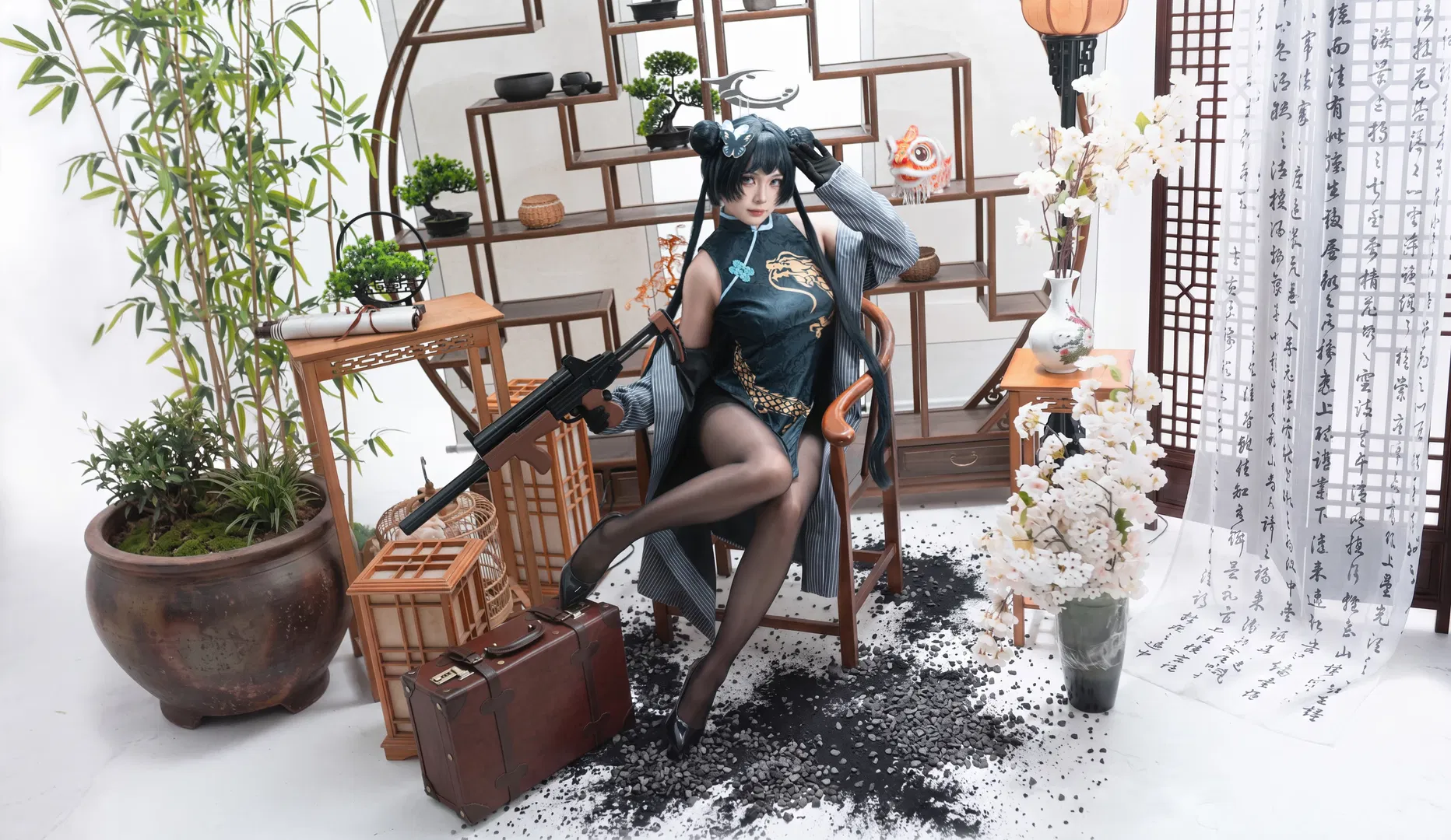 【龙华妃咲cos】蔚蓝档案门主大人的旗袍与长枪 - 第 2 张