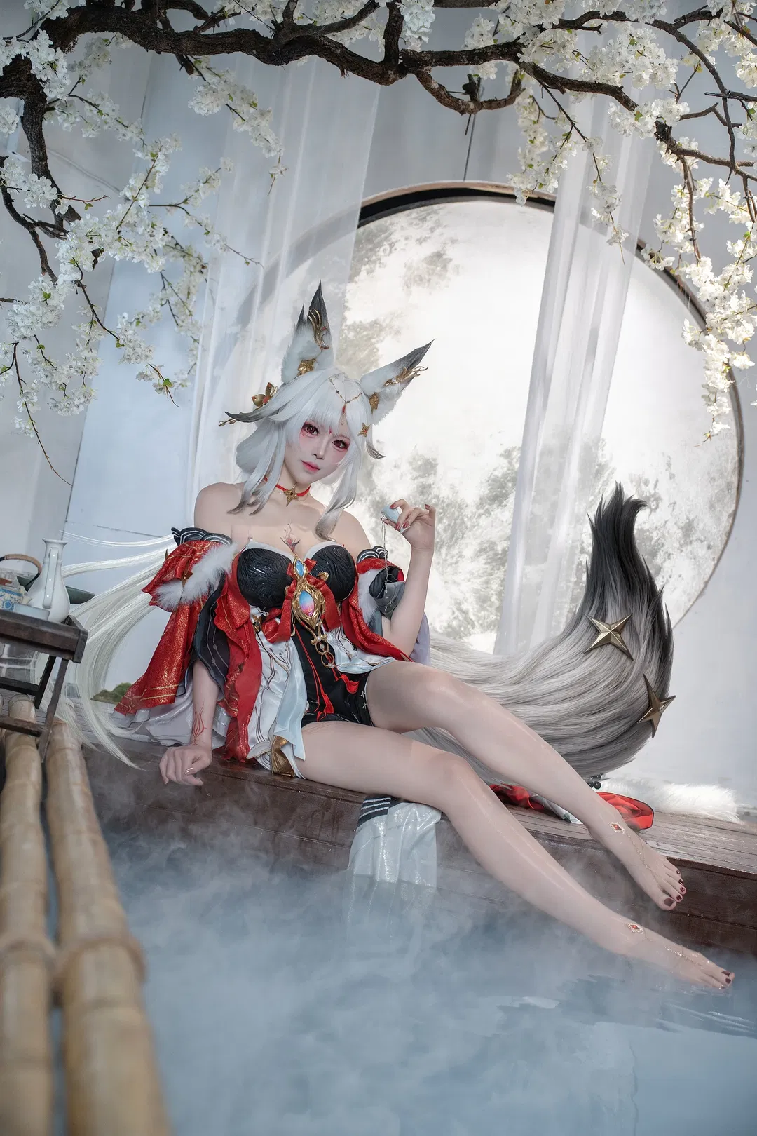 【心月狐cos】鸣潮幻境中的狐影，水雾与樱花交织的夜 - 第 1 张