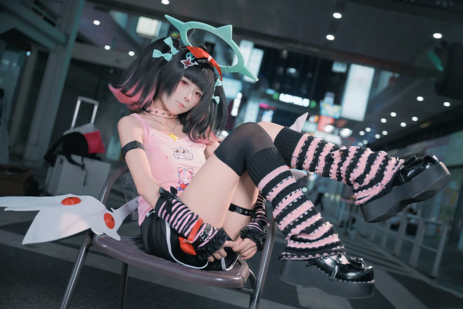【南宮羽cos】絕區零的街頭夜拍，粉黑撞色搭配 - 第 1 張