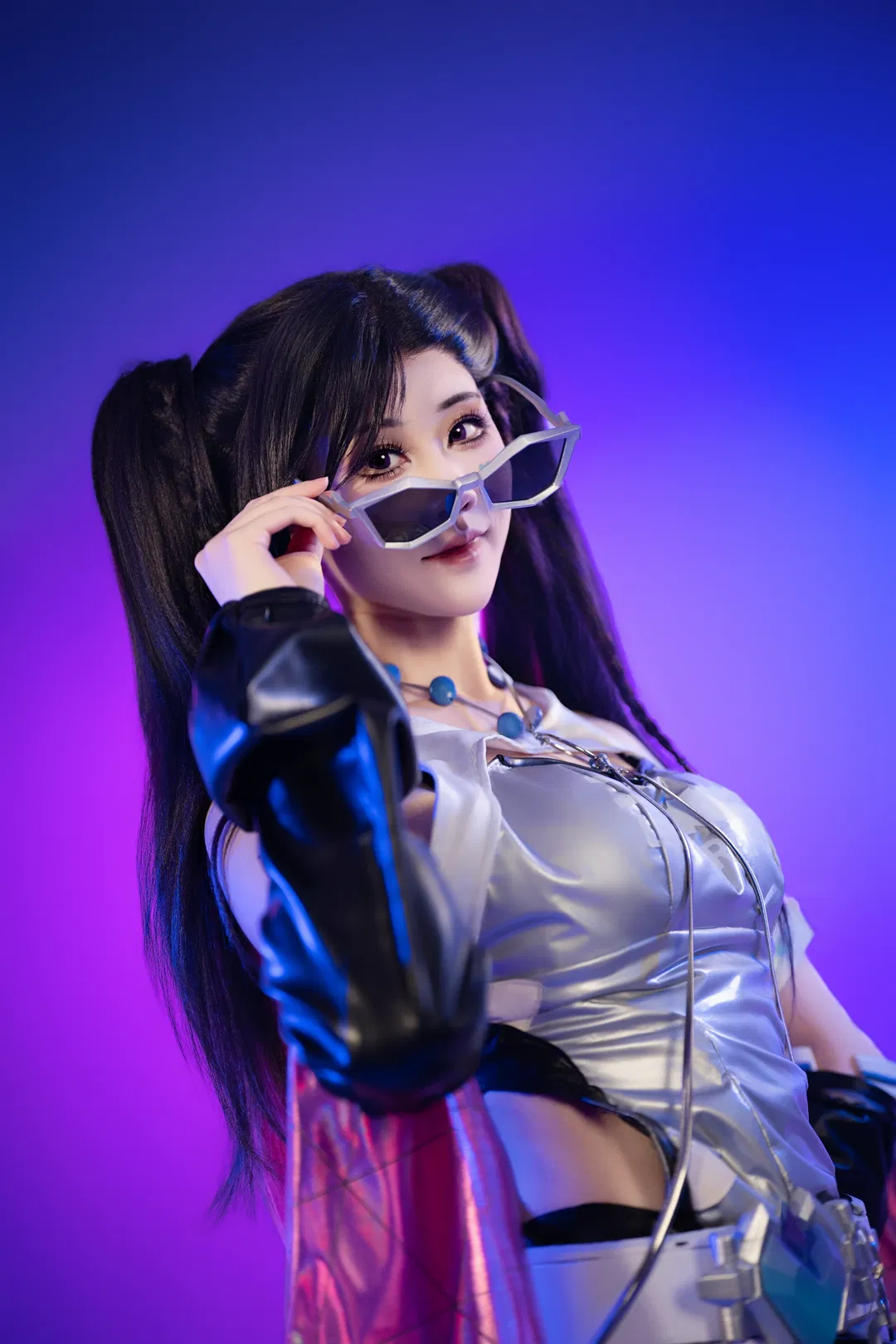【守望先锋cos】银色紧身战衣配黑色皮裤，道具与灯光的硬核碰撞 - 第 1 张