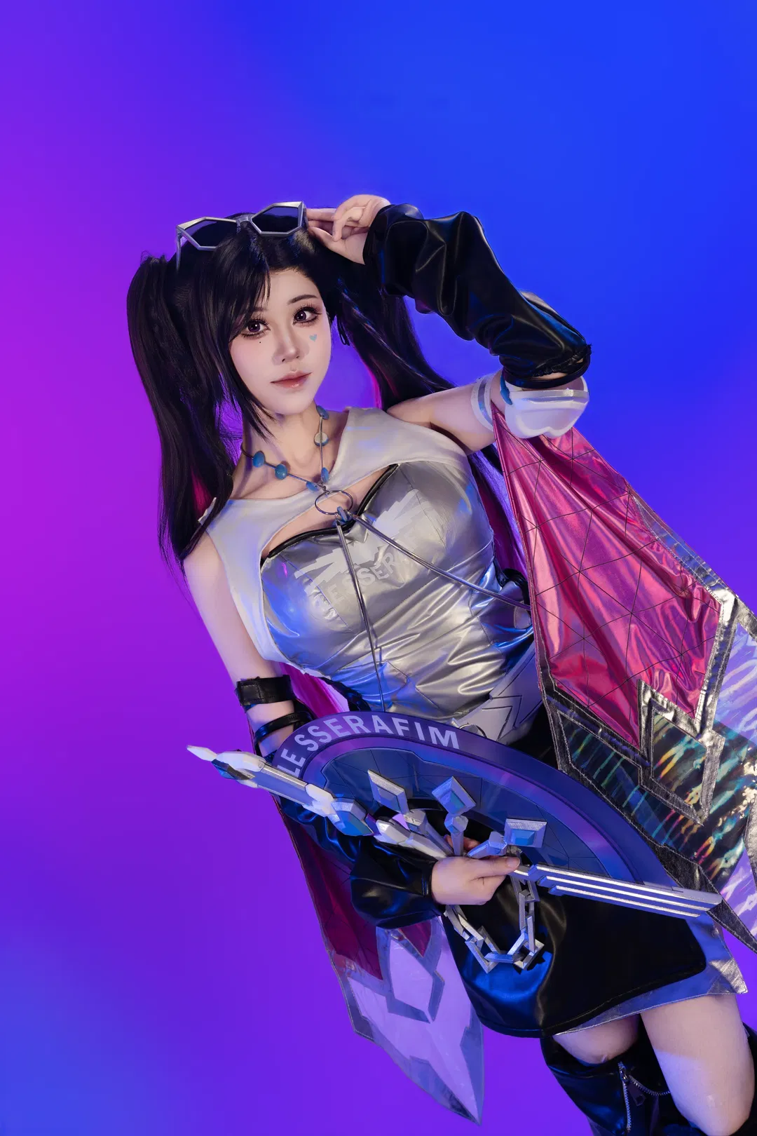 【守望先锋cos】银色紧身战衣配黑色皮裤，道具与灯光的硬核碰撞 - 第 2 张