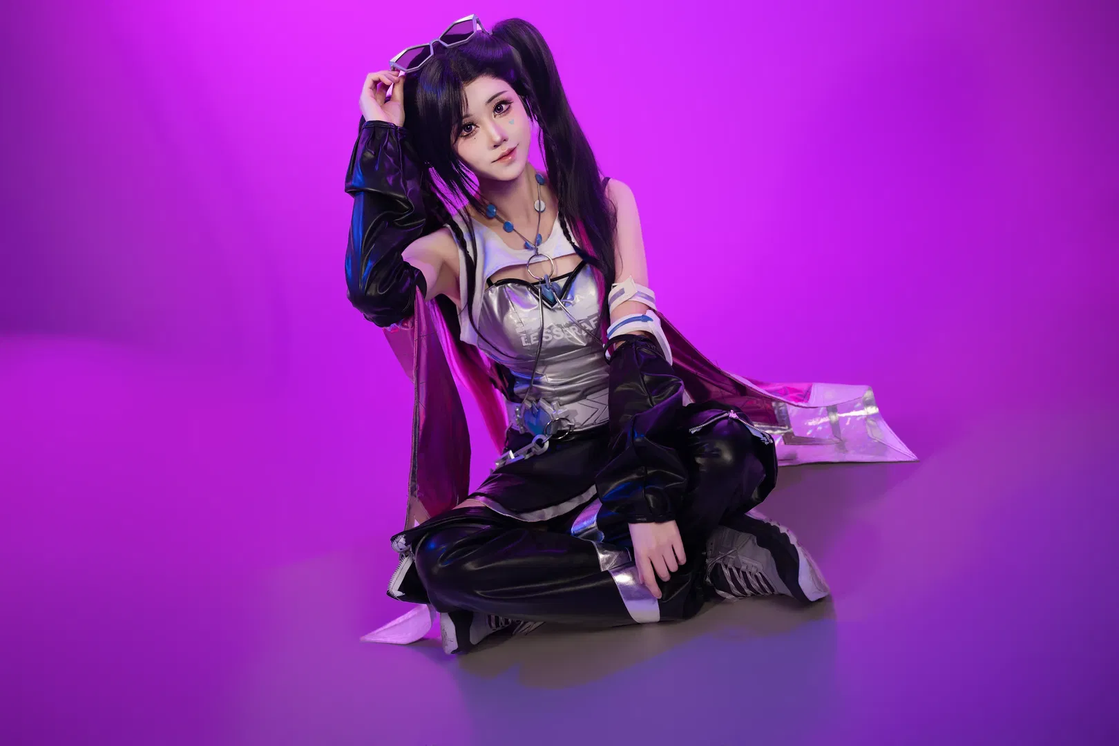 【守望先锋cos】银色紧身战衣配黑色皮裤，道具与灯光的硬核碰撞 - 第 3 张