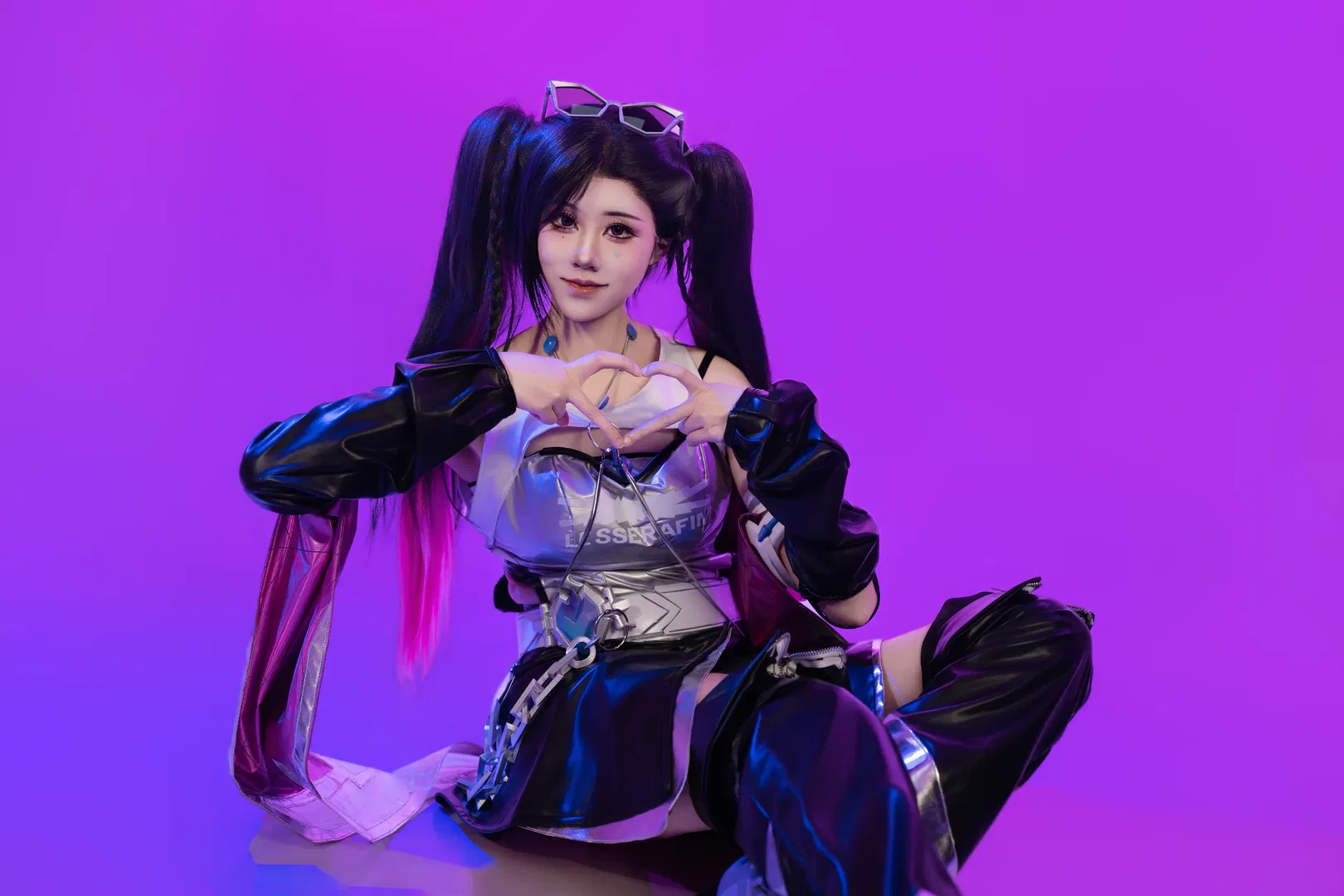 【守望先锋cos】银色紧身战衣配黑色皮裤，道具与灯光的硬核碰撞 - 第 4 张