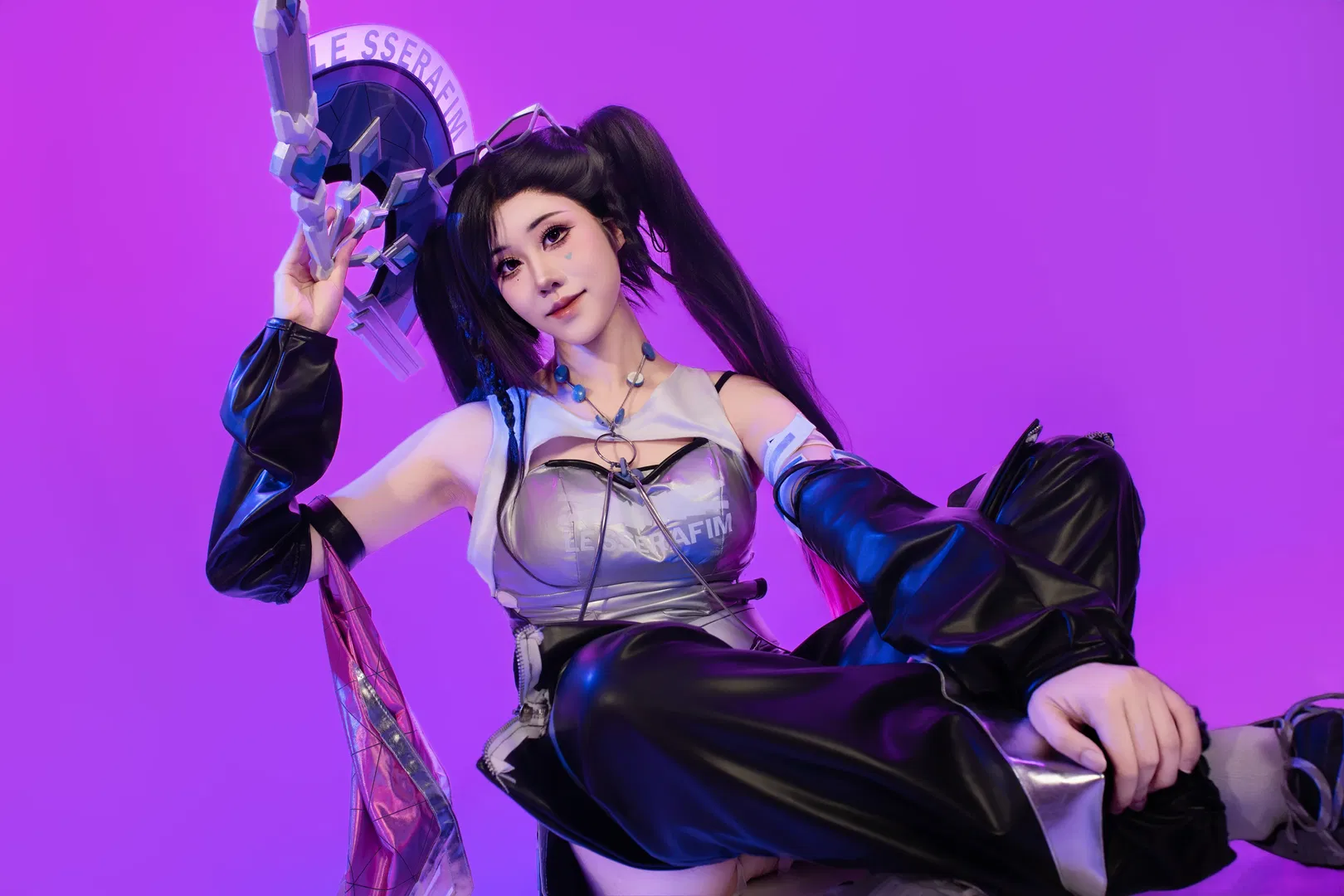 【守望先锋cos】银色紧身战衣配黑色皮裤，道具与灯光的硬核碰撞 - 第 5 张