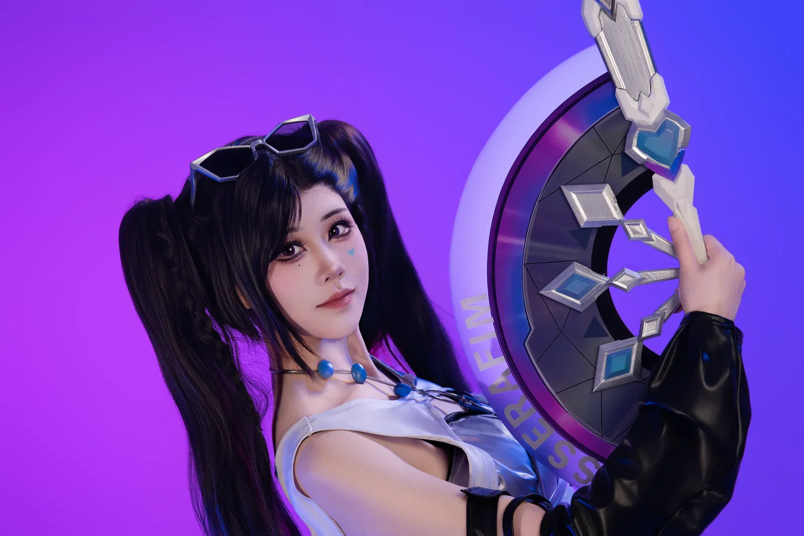 【守望先锋cos】银色紧身战衣配黑色皮裤，道具与灯光的硬核碰撞 - 第 6 张