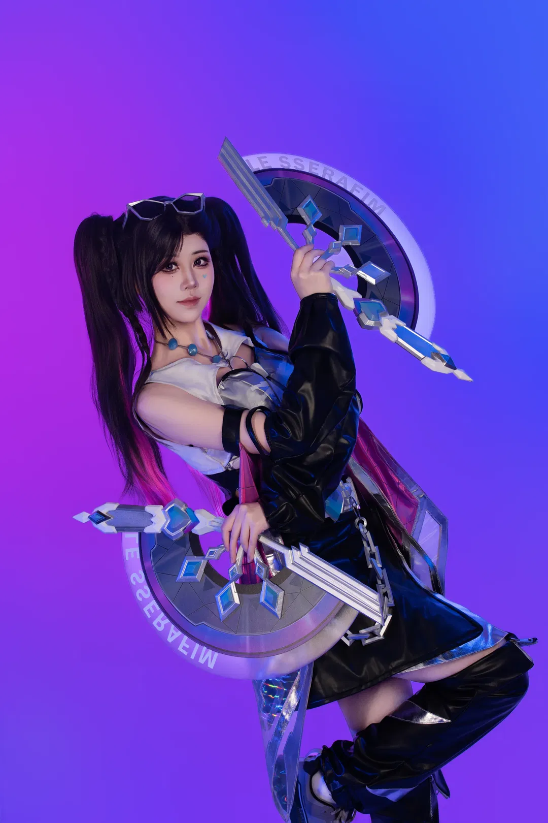 【守望先锋cos】银色紧身战衣配黑色皮裤，道具与灯光的硬核碰撞 - 第 7 张