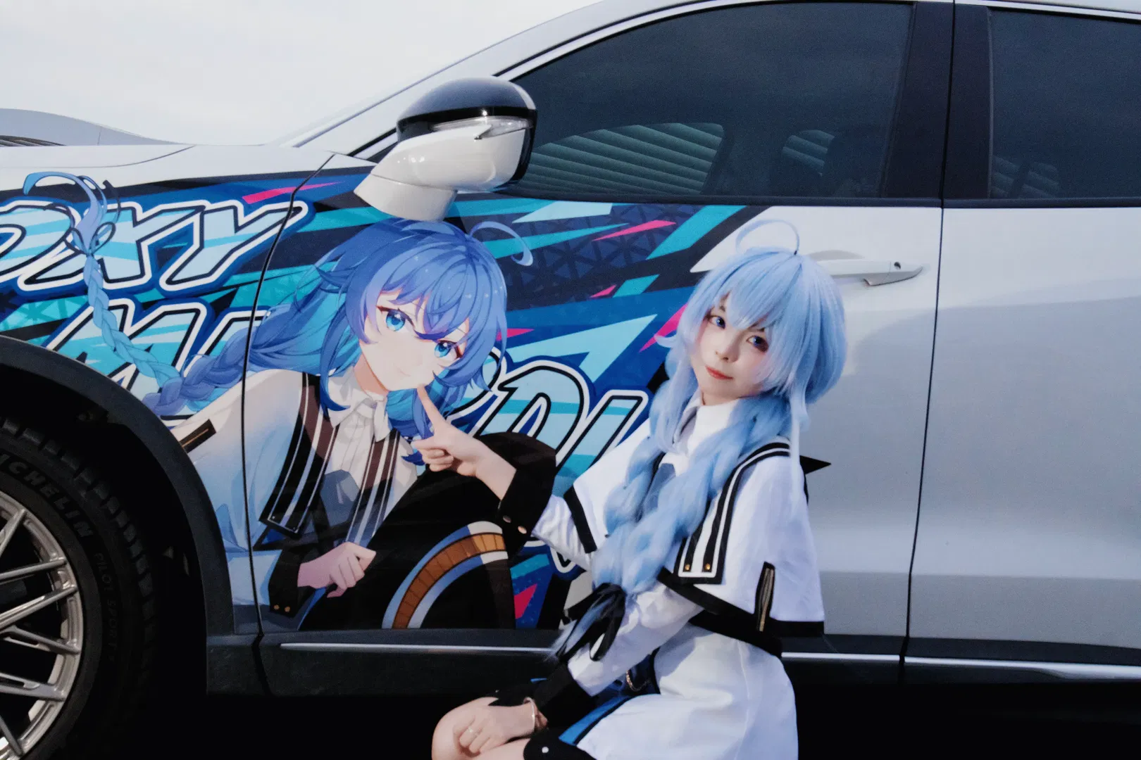 【洛琪希cos】无职转生痛车合影，蓝发魔法师的线下打卡 - 第 2 张