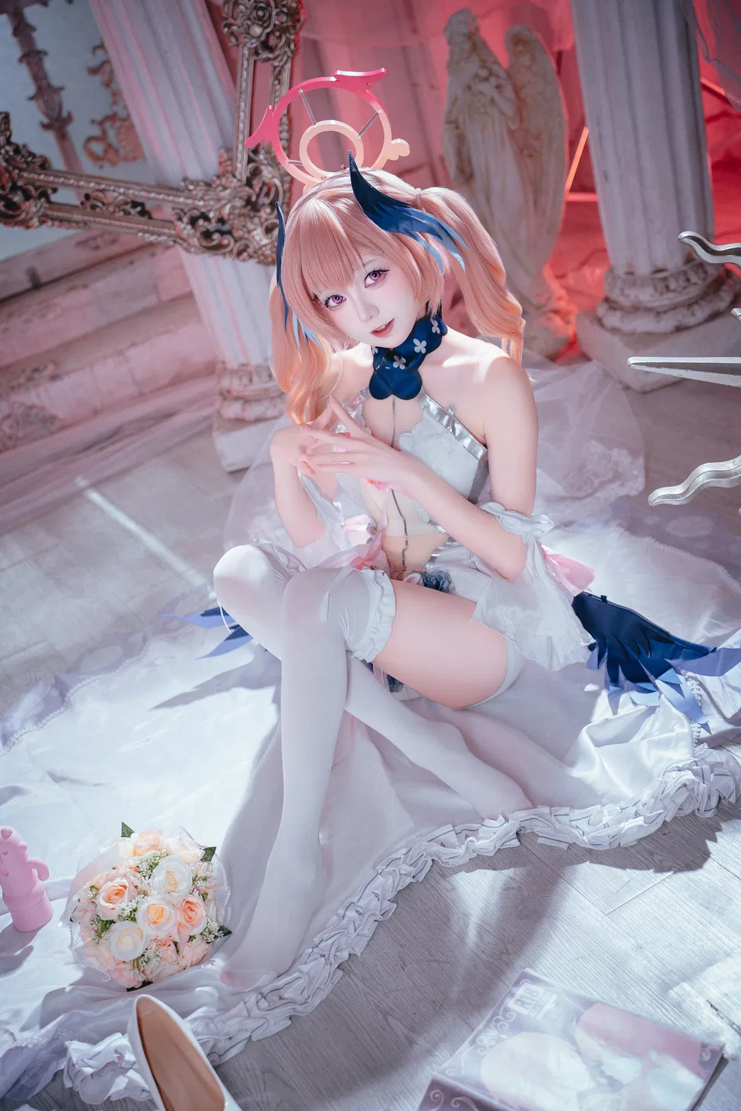 【下江小春cos】蔚蓝档案纯白誓约，白丝与深蓝羽翼的绝美碰撞 - 第 2 张