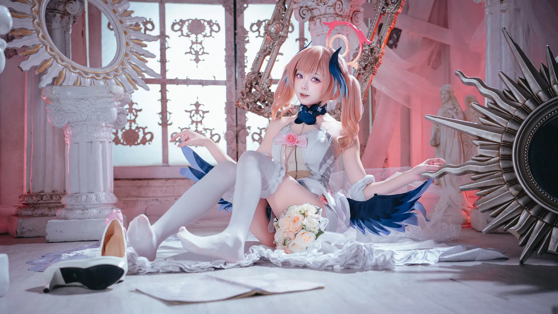 【下江小春cos】蔚蓝档案纯白誓约，白丝与深蓝羽翼的绝美碰撞 - 第 3 张