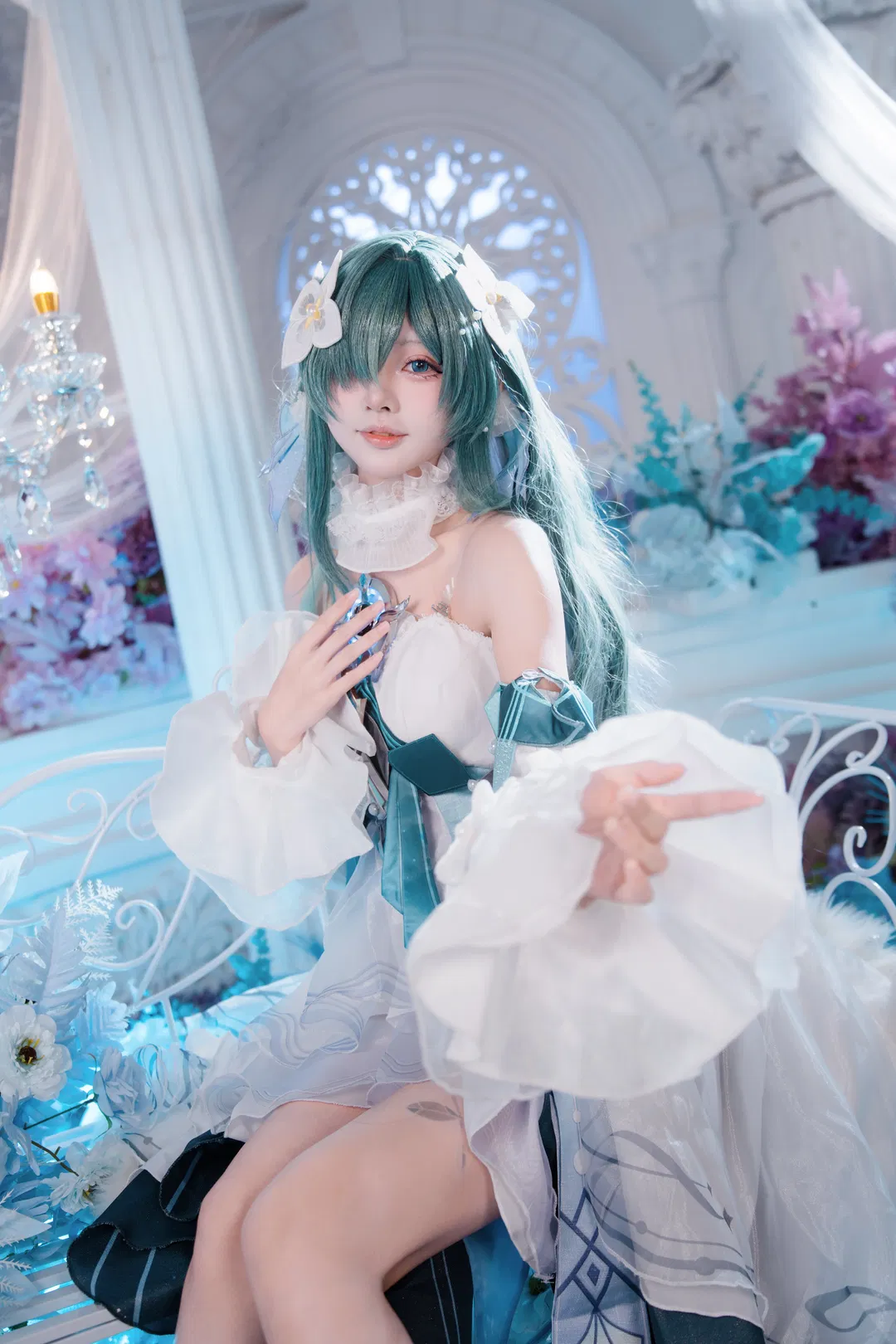 【沃雅妮莎cos】原神梦幻宫廷风，绿发白裙的灵动呈现 - 第 4 张