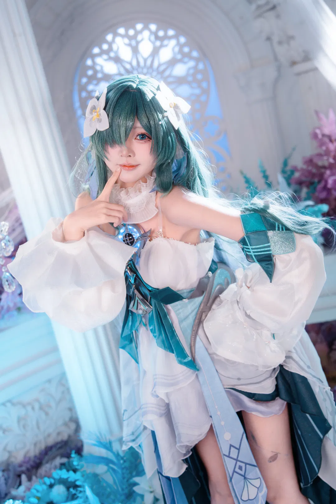 【沃雅妮莎cos】原神梦幻宫廷风，绿发白裙的灵动呈现 - 第 7 张