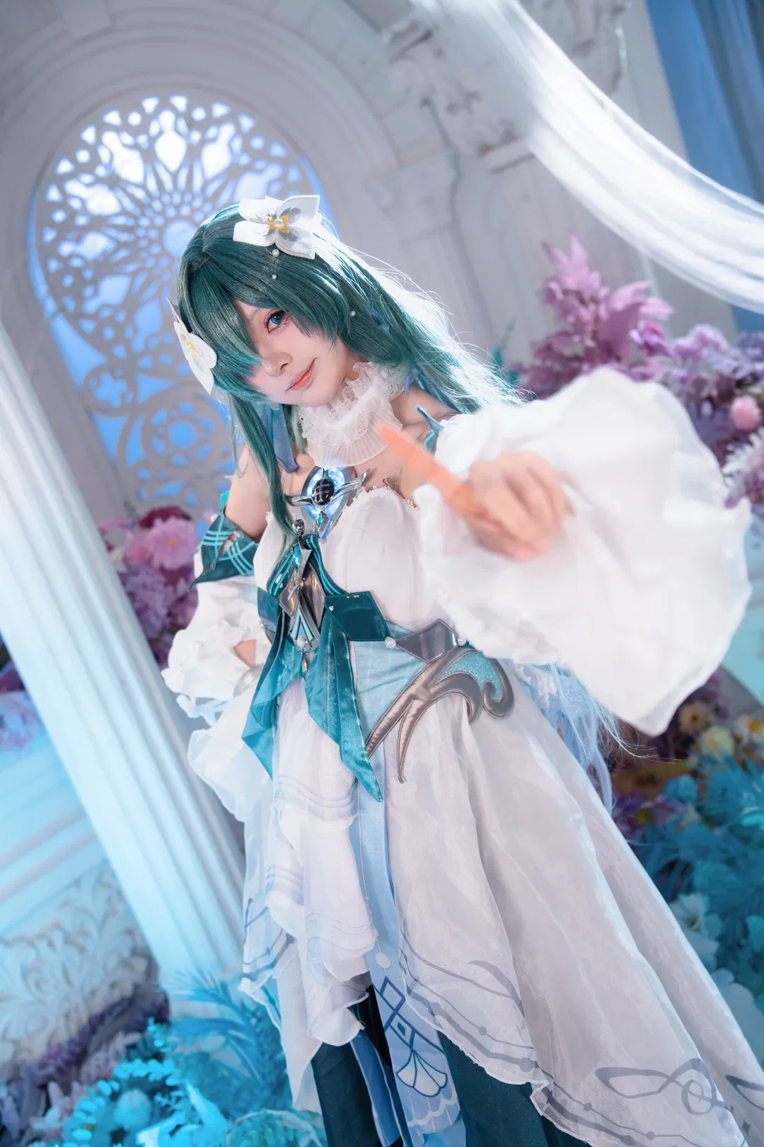 【沃雅妮莎cos】原神梦幻宫廷风，绿发白裙的灵动呈现 - 第 8 张