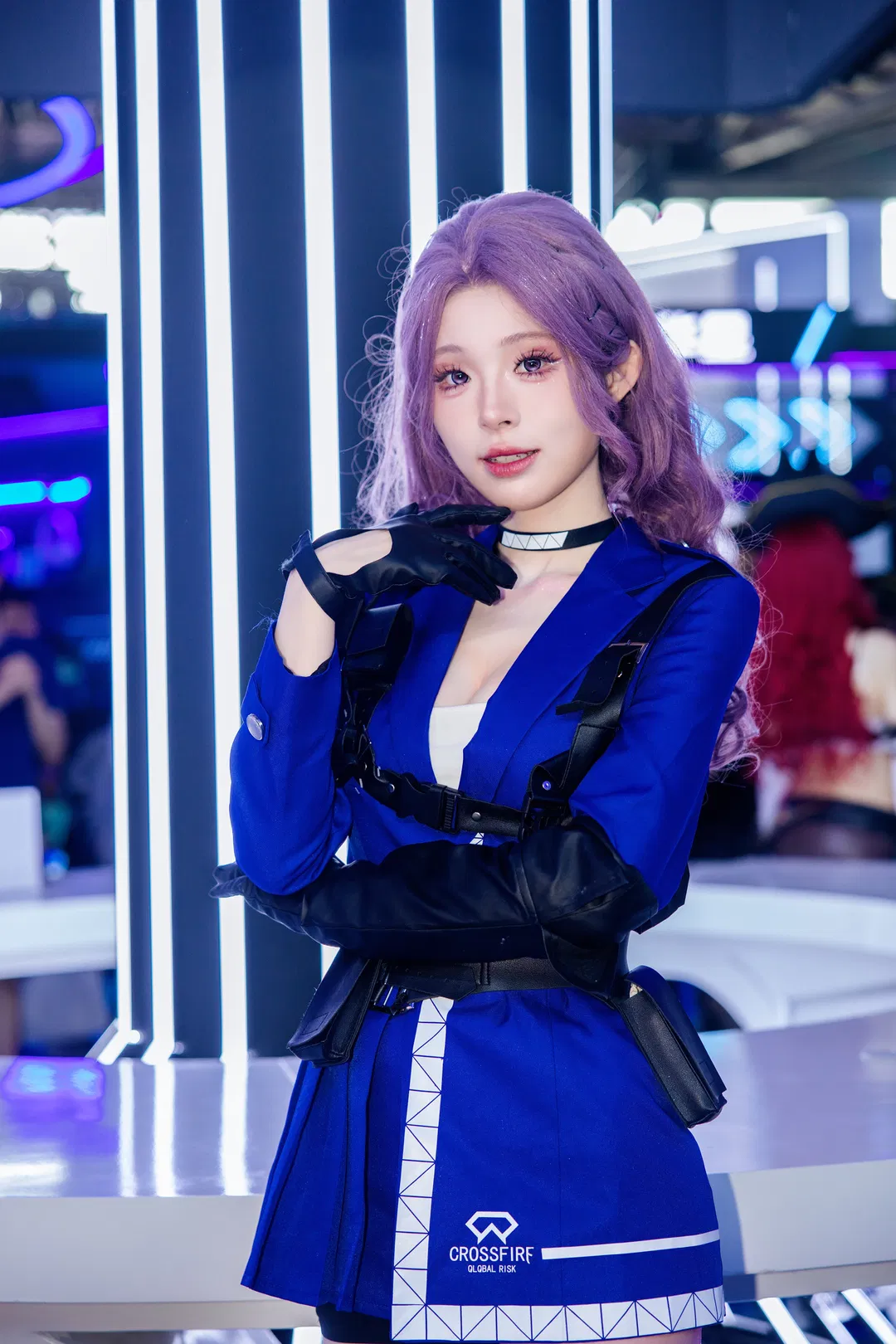 穿越火线女团cos，展馆里的蓝黑战术风 - 第 1 张