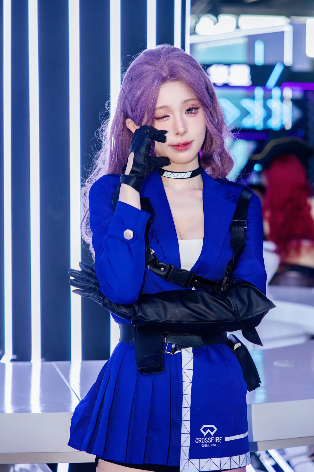 穿越火线女团cos，展馆里的蓝黑战术风 - 第 2 张