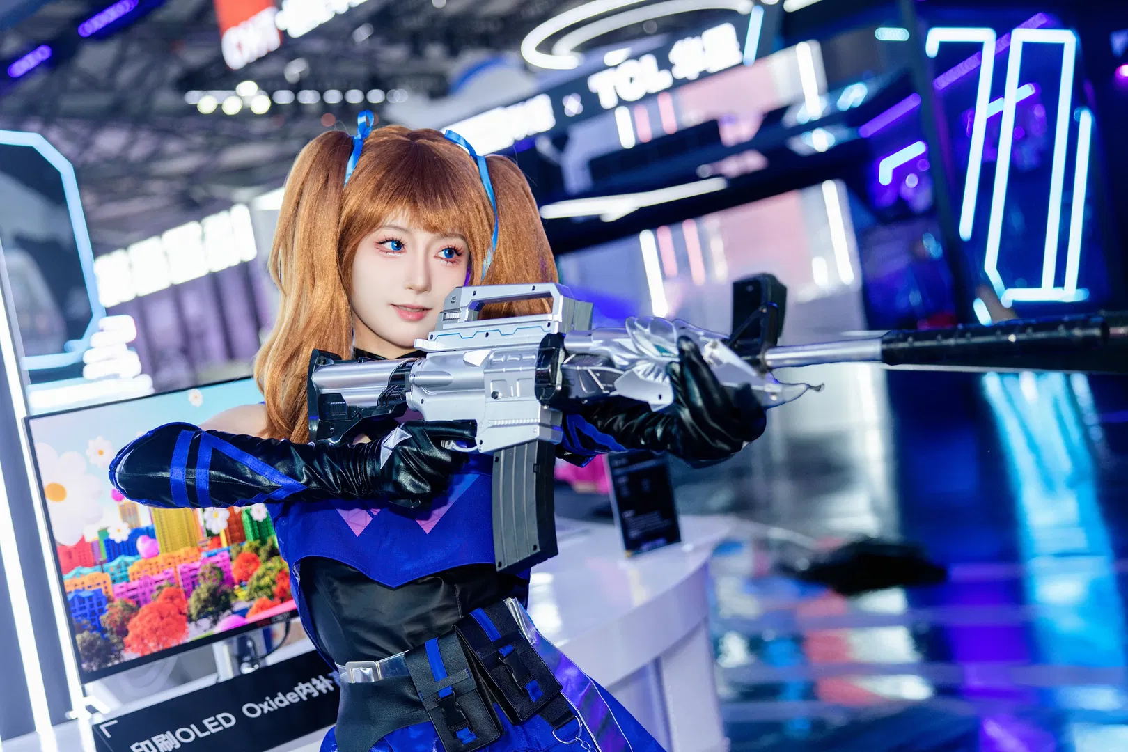 穿越火线女团cos，展馆里的蓝黑战术风 - 第 3 张