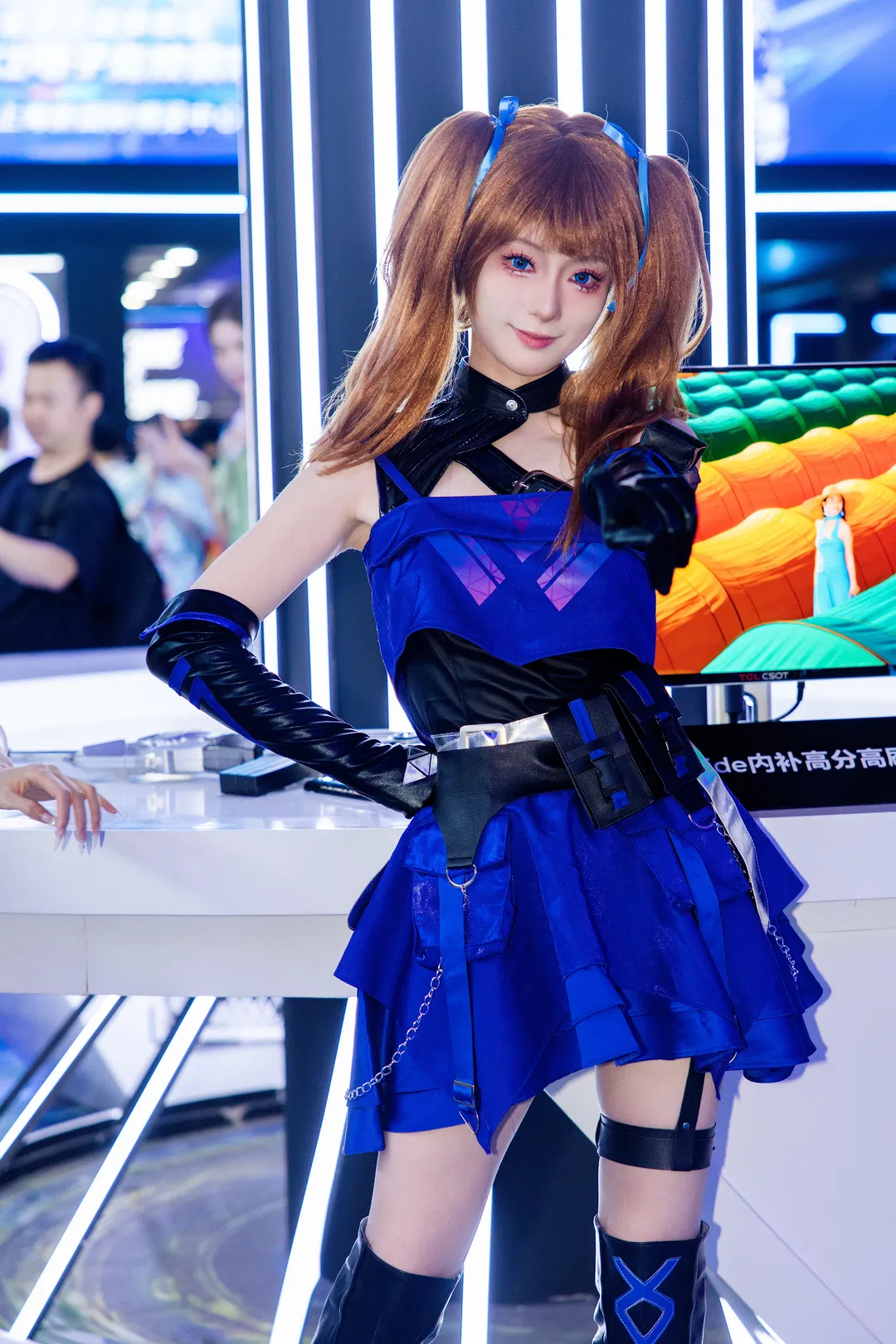 穿越火线女团cos，展馆里的蓝黑战术风 - 第 4 张