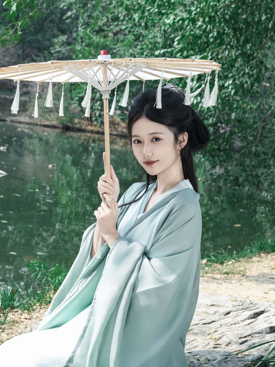 青衫执伞，定格山水间的魏晋清冷感 - 第 1 张