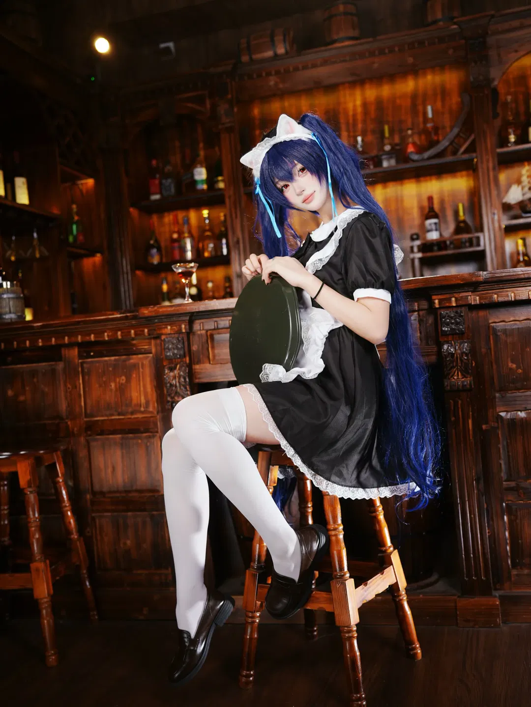 【黑见芹香cos】蔚蓝档案酒馆打工女仆的日常 - 第 2 张