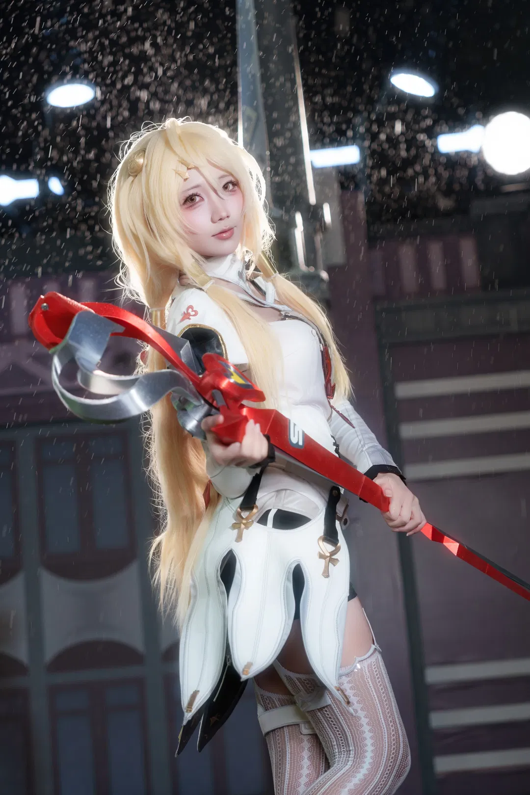 【菲欧妮cos】绝区零雨夜战损风，挥剑太带感了 - 第 1 张